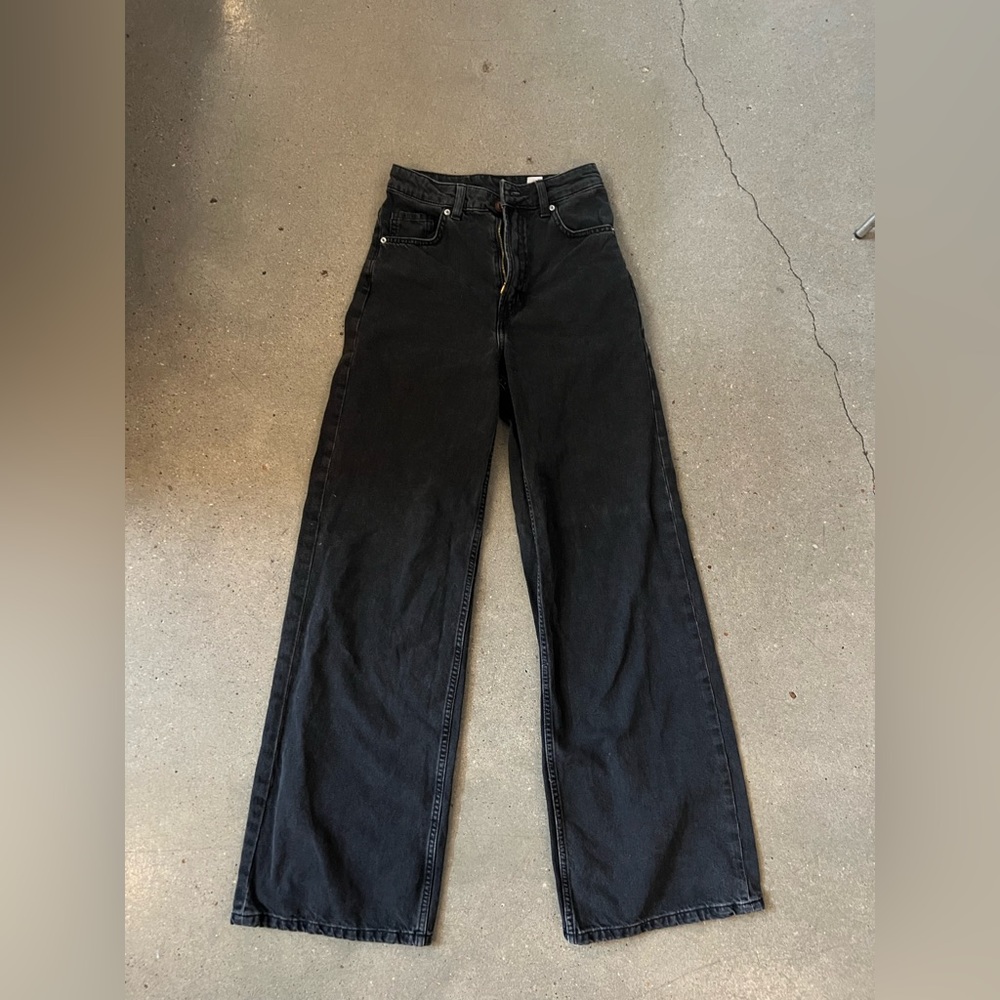 Divided by h&m women's size 2 dark denim high waisted flare/straight leg jeans.